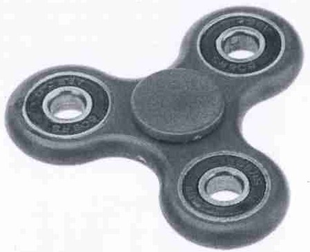 Fotografia de um fidget spinner de três pontas com rolamentos.