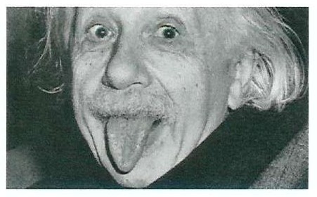 Fotografia em preto e branco de Albert Einstein com a língua de fora.