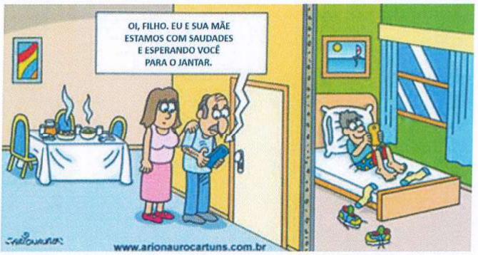 Charge colorida: à esquerda, uma mesa de jantar posta com comida fumegante; ao centro, um casal à porta de um quarto, o homem digitando no celular, e o balão de fala diz: OI, FILHO. EU E SUA MÃE ESTAMOS COM SAUDADES E ESPERANDO VOCÊ PARA O JANTAR. À direita, dentro do quarto, o filho deitado na cama olha o próprio celular. Crédito: www.arionaurocartuns.com.br.