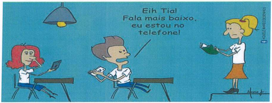 Cartum em sala de aula: uma aluna e um aluno sentados nas carteiras usam aparelhos eletrônicos; a professora, de pé à frente, segura um livro. O aluno, com o celular na mão, diz: Eih Tia! Fala mais baixo, eu estou no telefone!
