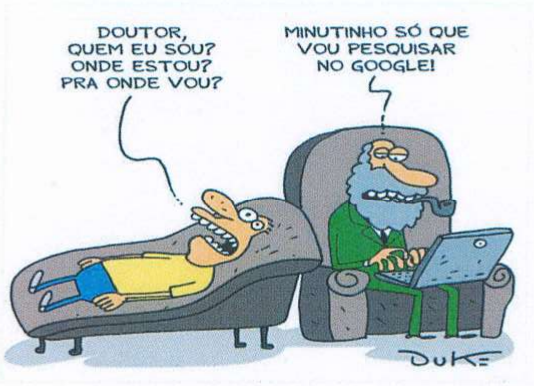 Charge: um paciente com camisa amarela e calção azul, deitado num divã, diz: DOUTOR, QUEM EU SOU? ONDE ESTOU? PRA ONDE VOU? O analista, de barba e cachimbo, sentado numa poltrona com um notebook no colo, responde: MINUTINHO SÓ QUE VOU PESQUISAR NO GOOGLE! Assinatura: Duke.