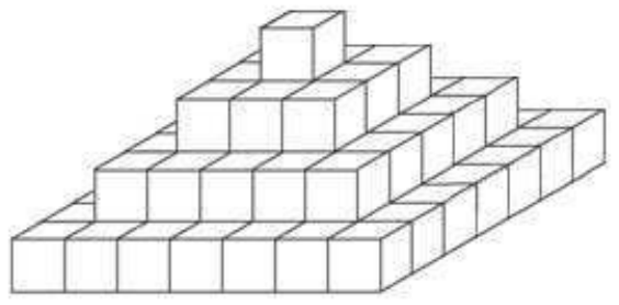 Pirâmide em degraus formada por cubos iguais empilhados em camadas quadradas: base 7 × 7, depois 5 × 5, 3 × 3 e um cubo no topo.