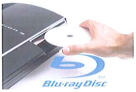 Fotografia ilustrativa de uma mão inserindo um disco em um aparelho, com o logotipo Blu-ray Disc.