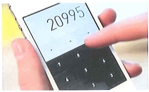 Fotografia de um celular com calculadora exibindo o número 20995 no visor.