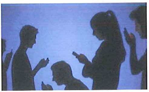 Fotografia ilustrativa de silhuetas de pessoas usando celulares contra um fundo azul.