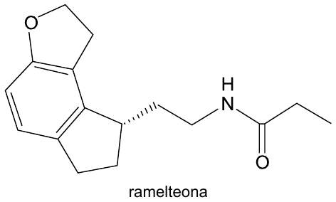 Fórmula estrutural da ramelteona: sistema tricíclico com anel benzênico fundido a um anel di-hidrofurano (com oxigênio no anel) e a um anel ciclopentano; do carbono quiral do ciclopentano parte uma cadeia –CH₂–CH₂–NH–C(=O)–CH₂–CH₃. Legenda: ramelteona.