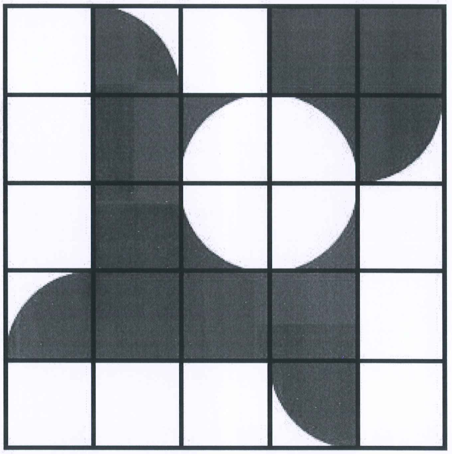 Malha quadriculada de 5 por 5 quadradinhos com uma figura pintada formada por quadradinhos inteiros e por quartos de círculo; no centro, um círculo branco ocupa quatro quadradinhos.