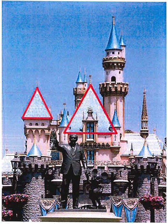 Fotografia do castelo da Bela Adormecida com torres de telhados azuis; dois topos de torre estão contornados por triângulos vermelhos, um menor à esquerda e um maior ao centro. À frente, estátua de Walt Disney com o Mickey.