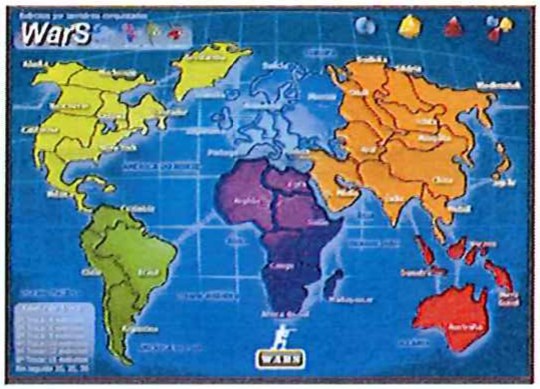 Tabuleiro colorido do jogo War com o mapa-múndi dividido em territórios.