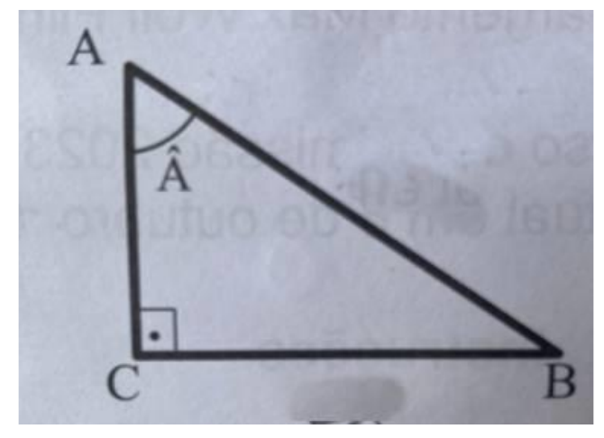 Triângulo retângulo com vértices A (no alto), C (ângulo reto, embaixo à esquerda) e B (embaixo à direita), com o ângulo  marcado no vértice A.