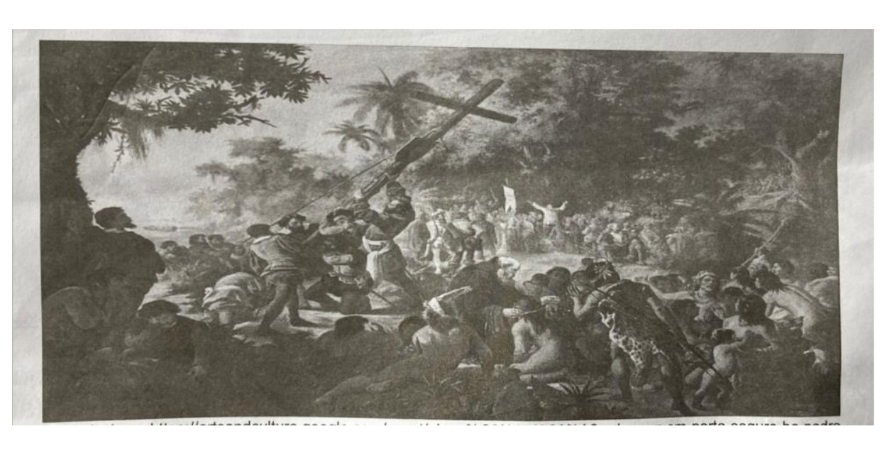 Reprodução de pintura histórica de batalha em ambiente de mata, com combatentes, indígenas e uma grande cruz sendo erguida ao centro. Fotografia de página impressa; a linha de legenda abaixo da imagem está cortada e ilegível.