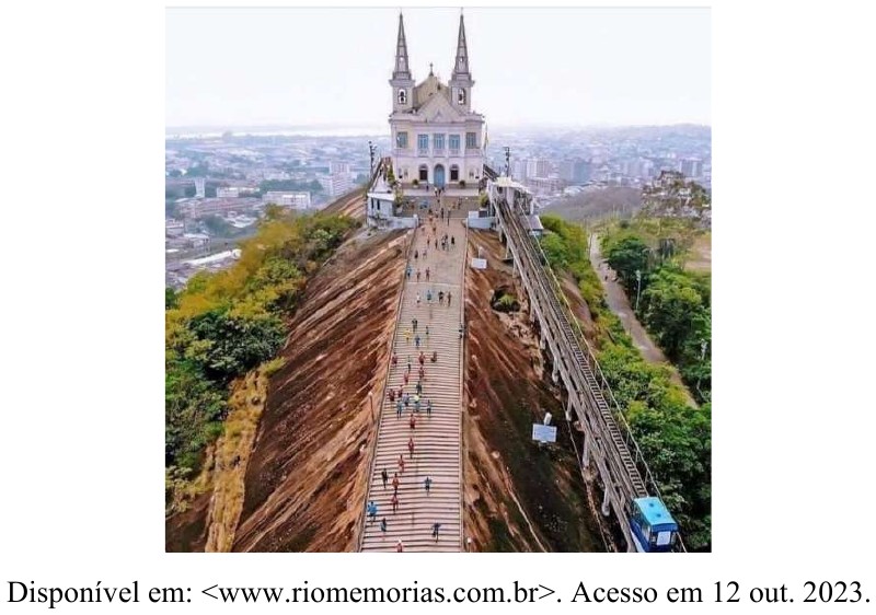 Fotografia aérea da Igreja da Penha no alto de um penhasco, com a longa escadaria principal. Fonte: Disponível em: <www.riomemorias.com.br>. Acesso em 12 out. 2023.