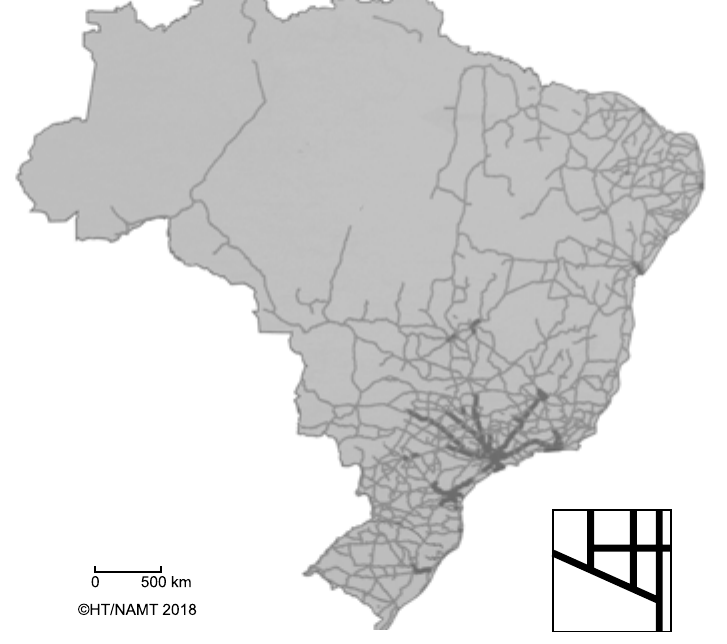 Mapa do Brasil em cinza claro com uma rede de linhas mais escuras de espessuras variadas cobrindo o território, muito densa no Sudeste, Sul e litoral do Nordeste e rarefeita na Amazônia; as linhas mais grossas convergem para a região de São Paulo. Escala de 0 a 500 km, crédito ©HT/NAMT 2018 e legenda com traços de espessuras diferentes.