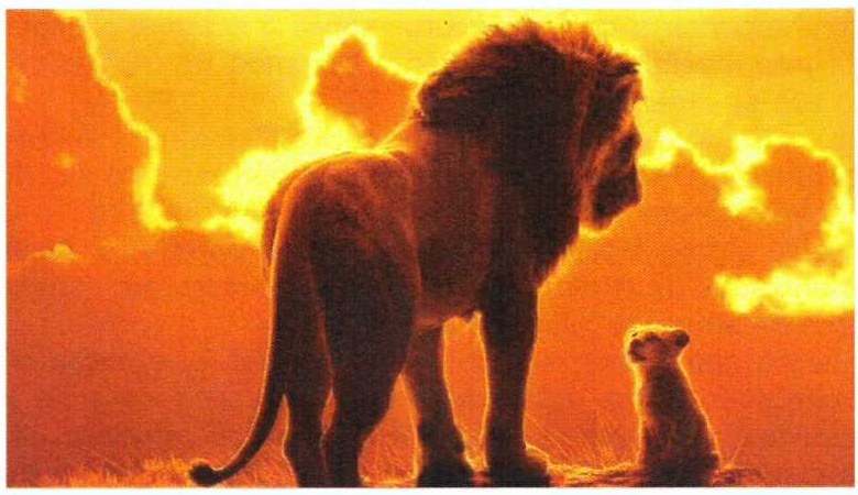 Imagem do filme O Rei Leão: um leão adulto e um filhote de leão de costas, contemplando um céu alaranjado ao pôr do sol.