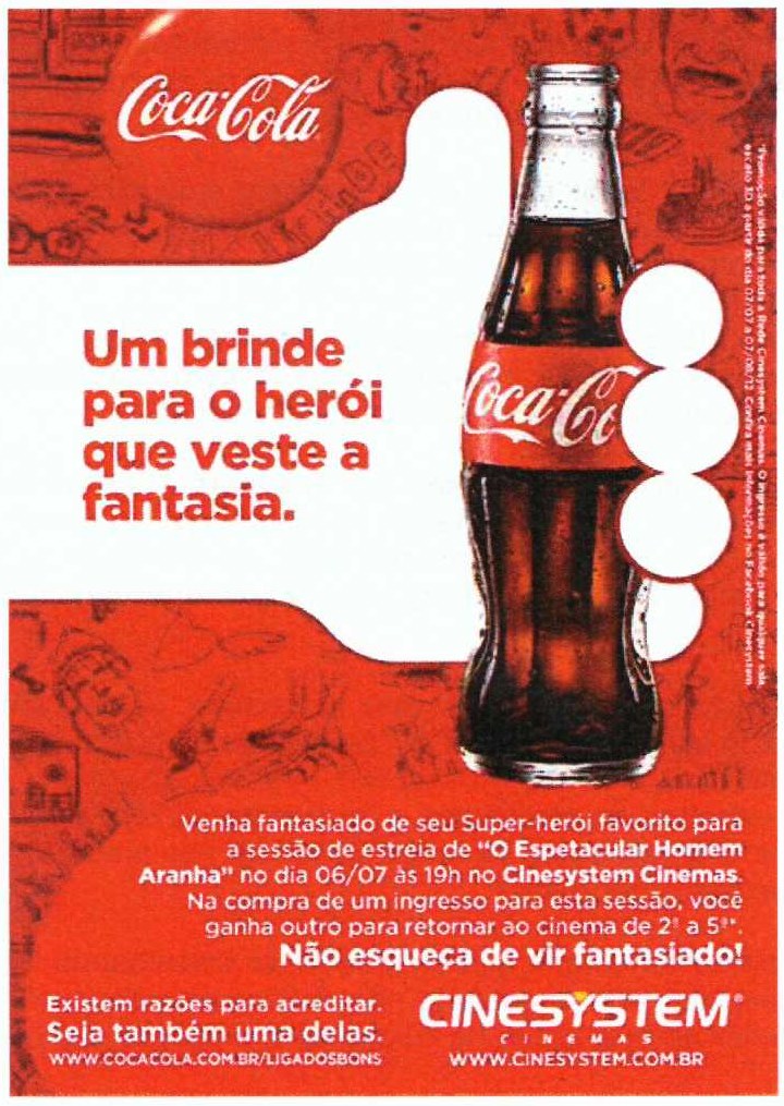 Anúncio publicitário em fundo vermelho com garrafa de Coca-Cola e o texto “Um brinde para o herói que veste a fantasia.” Texto inferior: “Venha fantasiado de seu Super-herói favorito para a sessão de estreia de “O Espetacular Homem Aranha” no dia 06/07 às 19h no Cinesystem Cinemas. Na compra de um ingresso para esta sessão, você ganha outro para retornar ao cinema de 2ª a 5ª. Não esqueça de vir fantasiado!” Rodapé: “Existem razões para acreditar. Seja também uma delas. www.cocacola.com.br/ligadosbons”, logotipo Cinesystem Cinemas e “www.cinesystem.com.br”.