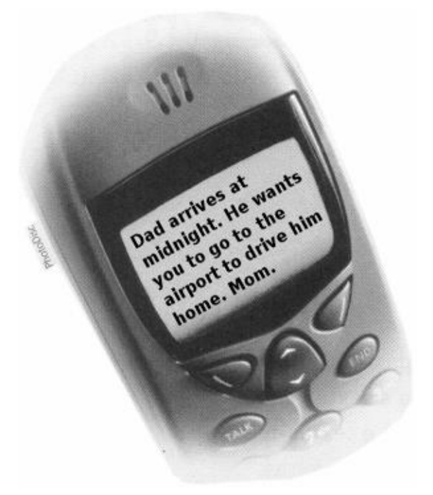 Telefone celular com a mensagem na tela: “Dad arrives at midnight. He wants you to go to the airport to drive him home. Mom.”