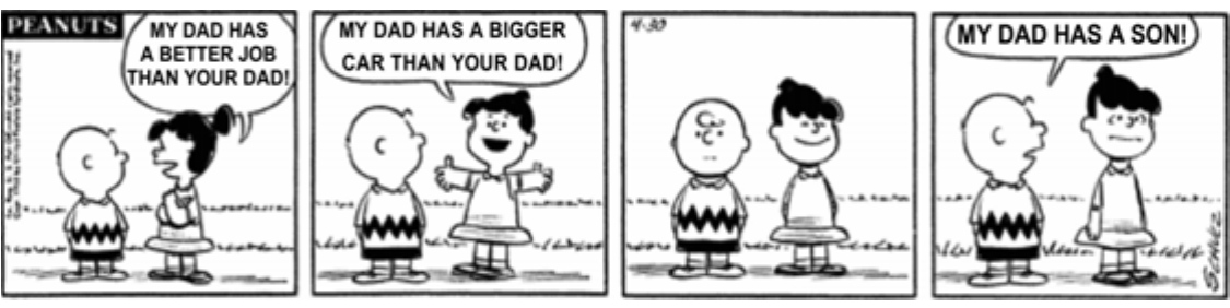 Tirinha Peanuts em quatro quadros: a menina diz a Charlie Brown “My dad has a better job than your dad!”, depois “My dad has a bigger car than your dad!”; no terceiro quadro ambos ficam calados; no último, Charlie Brown responde “My dad has a son!”.