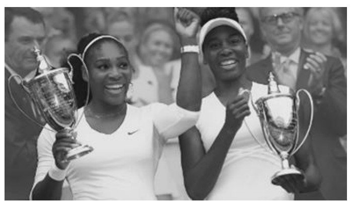 Fotografia das tenistas Serena e Venus Williams sorrindo e segurando troféus.