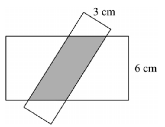 Retângulo horizontal de altura 6 cm sobreposto a um retângulo inclinado de largura 3 cm; a região comum, um paralelogramo, está sombreada.