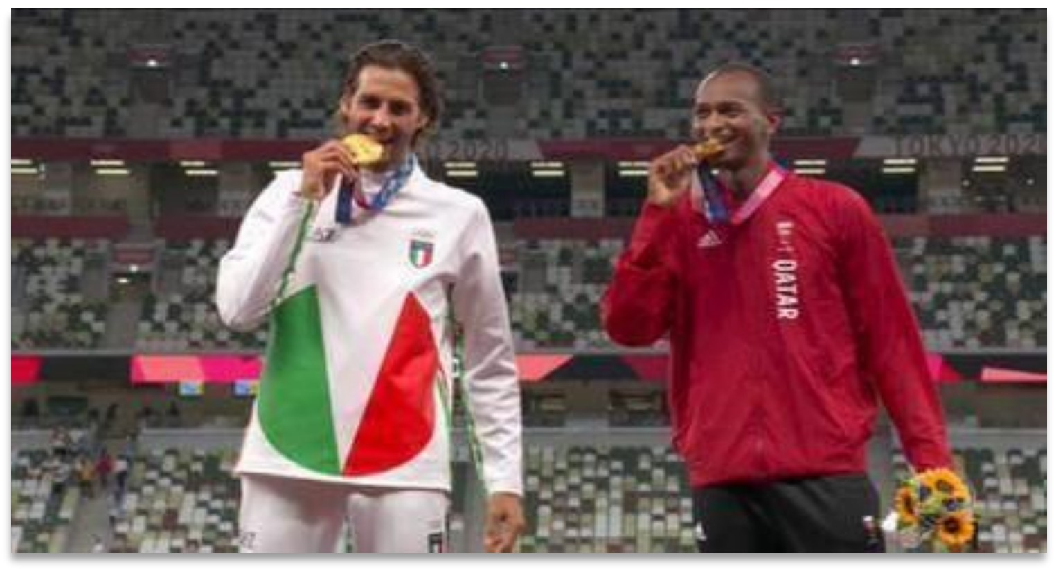 Fotografia de dois atletas no pódio, cada um mordendo uma medalha de ouro: à esquerda, um atleta com a bandeira da Itália; à direita, um atleta com agasalho vermelho do Catar.