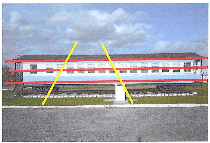 Fotografia do vagão do CMSM com três retas horizontais vermelhas paralelas sobre a fachada e duas retas amarelas transversais.