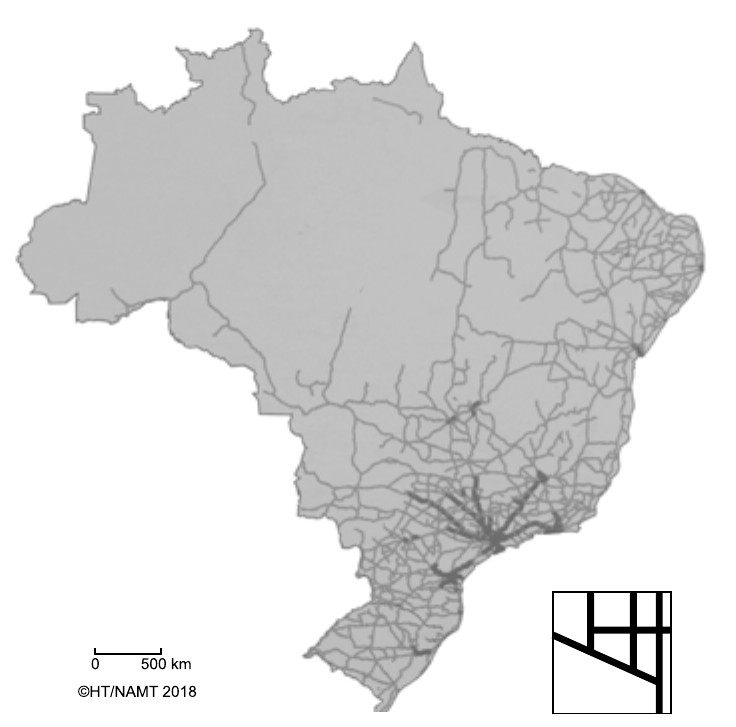 Mapa do Brasil em cinza claro com uma rede de linhas mais escuras de espessuras variadas cobrindo o território, muito densa no Sudeste, Sul e litoral do Nordeste e rarefeita na Amazônia; as linhas mais grossas convergem para a região de São Paulo. Escala de 0 a 500 km, crédito ©HT/NAMT 2018 e legenda com traços de espessuras diferentes.