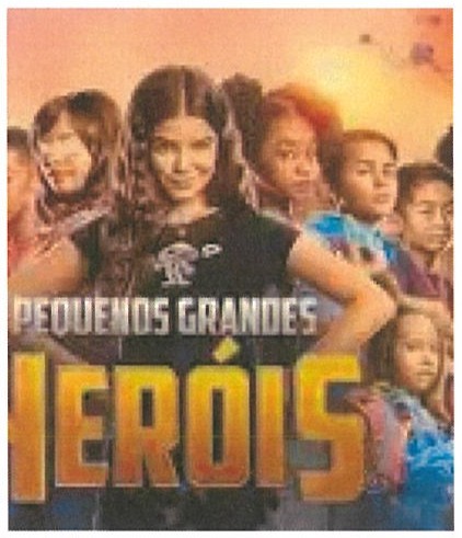 Pôster do filme “Pequenos Grandes Heróis”: um grupo de crianças, à frente uma menina de cabelos longos e camiseta preta, de braços na cintura; título “PEQUENOS GRANDES HERÓIS” em letras douradas.