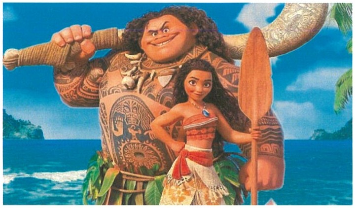 Imagem do filme Moana: o semideus Maui, grande e tatuado, carregando um gancho no ombro, e Moana, de saia de palha, segurando um remo, à beira-mar com ilhas ao fundo.