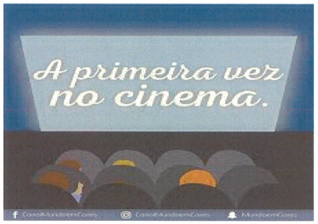 Ilustração de uma sala de cinema: tela iluminada com o texto “A primeira vez no cinema.” e, em primeiro plano, silhuetas de poltronas e de cabeças de espectadores. Na faixa inferior, ícones de redes sociais com o nome “MundoemCores”.