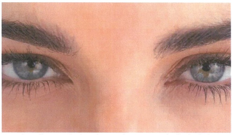 Fotografia em close dos olhos claros de uma mulher.