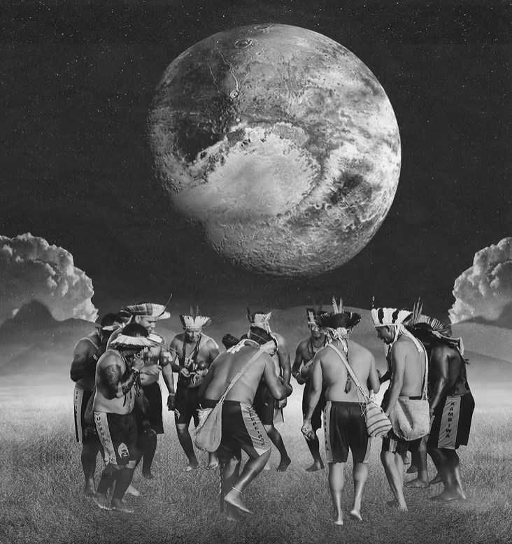 Fotocolagem em preto e branco: grande esfera semelhante a um planeta ou à Lua paira sobre um grupo de indígenas com cocares, em pé em círculo sobre um gramado, com nuvens ao fundo.