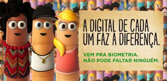 Peça de campanha: três personagens ilustrados com olhos grandes e sorriso, cada um com cabelo e acessórios diferentes (um com cabelo crespo volumoso e colar de contas vermelhas, um com boné e cordão com pingente, um com cabelo loiro preso), à frente de muitos outros personagens semelhantes ao fundo. Ao lado, em um painel claro, o texto: "A digital de cada um faz a diferença." e, em verde, "Vem pra biometria. Não pode faltar ninguém."