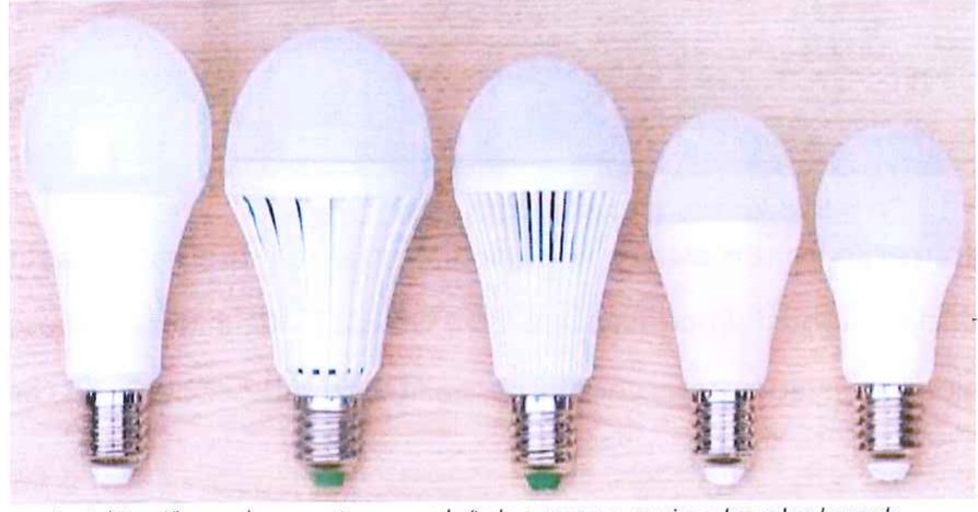 Fotografia de cinco lâmpadas de LED brancas de tamanhos diferentes, lado a lado.
