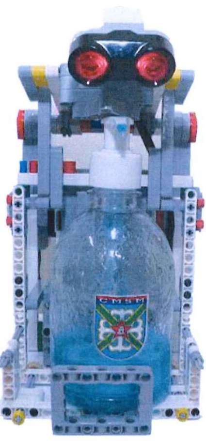 Fotografia de um robô montado com peças de robótica segurando um frasco de álcool com dispenser e um sensor no topo.