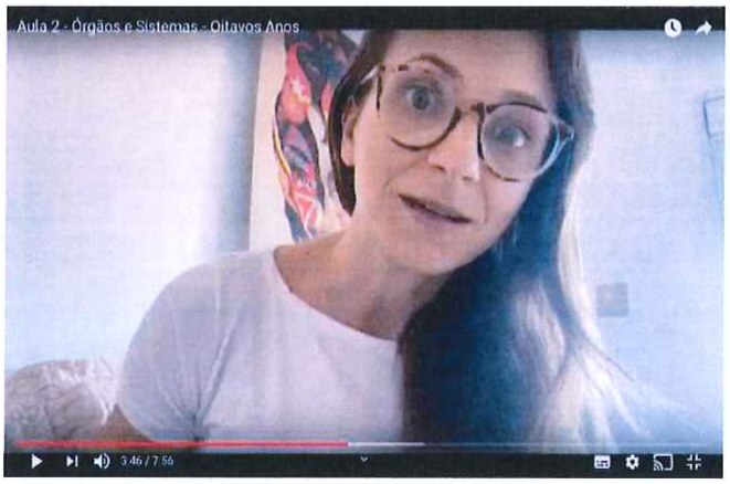 Captura de tela de uma videoaula intitulada Aula 2 - Órgãos e Sistemas - Oitavos Anos, com uma professora de óculos falando para a câmera.