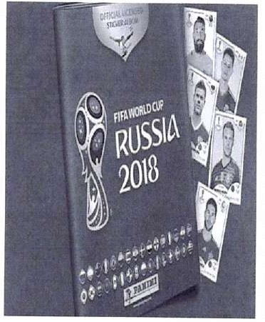 Fotografia da capa do álbum oficial de figurinhas da Copa do Mundo FIFA Rússia 2018, com algumas figurinhas de jogadores ao lado.