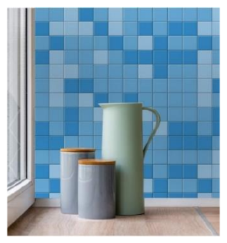 Fotografia de uma parede revestida de pequenos azulejos quadrados em tons de azul, com jarras sobre uma bancada.