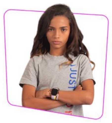 Fotografia da skatista Rayssa Leal, adolescente de cabelos longos, camiseta cinza e braços cruzados, em moldura de bordas rosa.