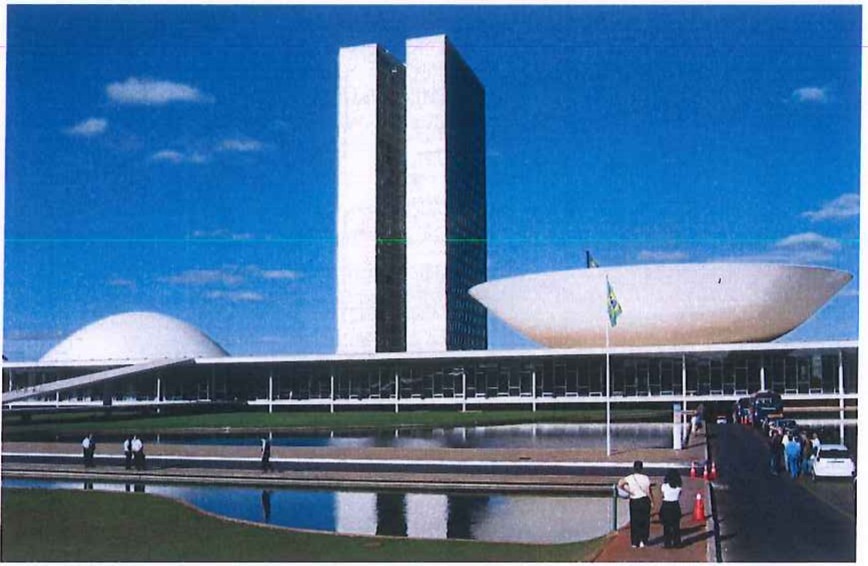 Fotografia do Palácio do Congresso Nacional, com as duas torres ao centro, a cúpula menor à esquerda e a cúpula maior, voltada para cima, à direita.