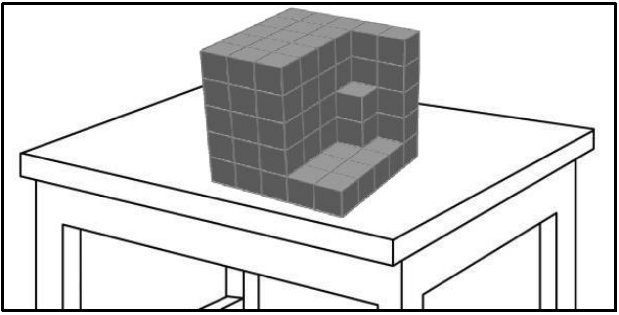 Cubo de 5 × 5 × 5 blocos cúbicos cinza, apoiado sobre uma mesa, do qual foram retirados blocos de um canto frontal direito, formando um degrau: a parte removida deixa à vista um bloco isolado em altura intermediária e uma base de blocos na frente.