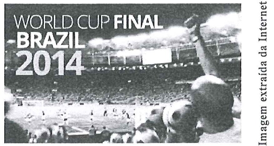 Fotografia do estádio na final da Copa do Mundo, com o texto "WORLD CUP FINAL - BRAZIL 2014" e torcedores em primeiro plano.