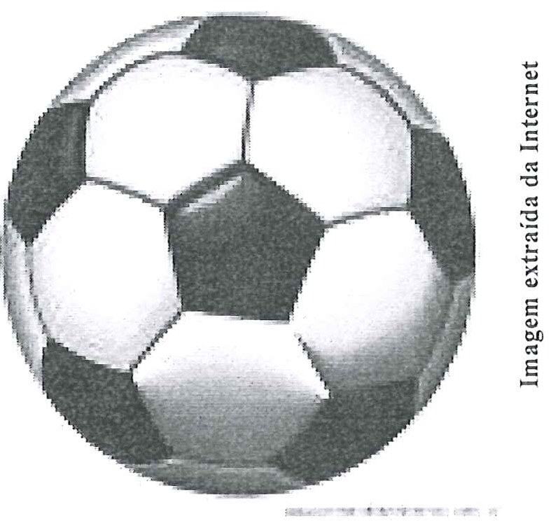 Bola de futebol tradicional com gomos pretos e brancos.