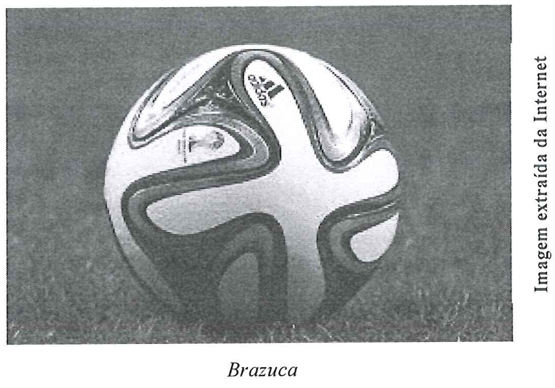Fotografia da bola Brazuca sobre o gramado, com a legenda impressa "Brazuca".
