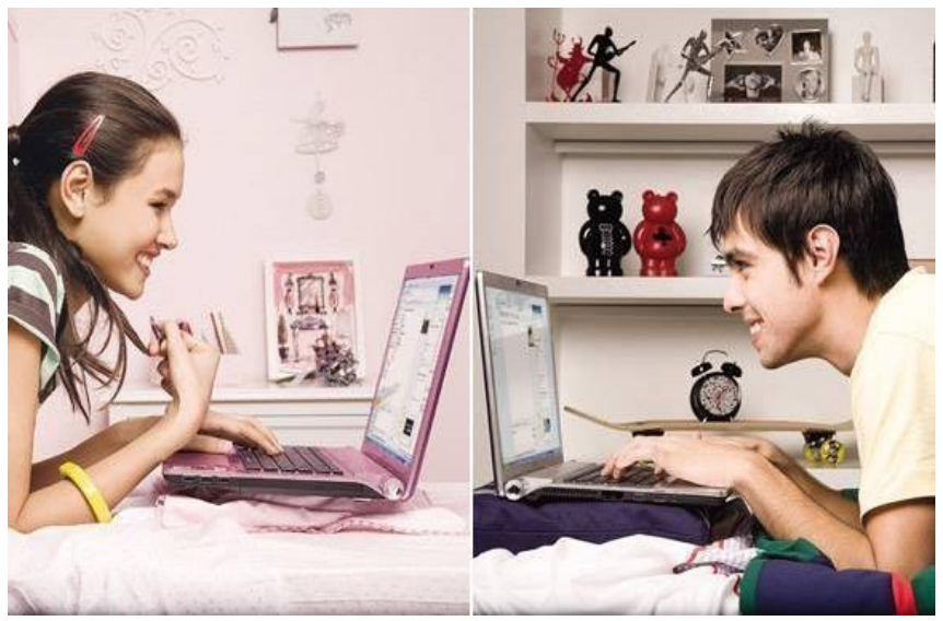 Fotografia em duas metades: à esquerda, uma menina sorri deitada diante de um notebook rosa; à direita, um rapaz sorri diante de outro notebook, como se conversassem pela tela.