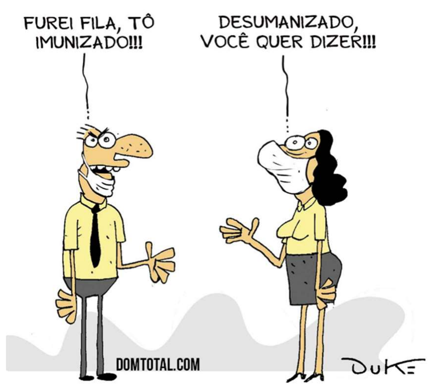 Charge de Duke (domtotal.com): um homem de gravata, com máscara abaixo do nariz, diz “FUREI FILA, TÔ IMUNIZADO!!!”; uma mulher de máscara responde “DESUMANIZADO, VOCÊ QUER DIZER!!!”.