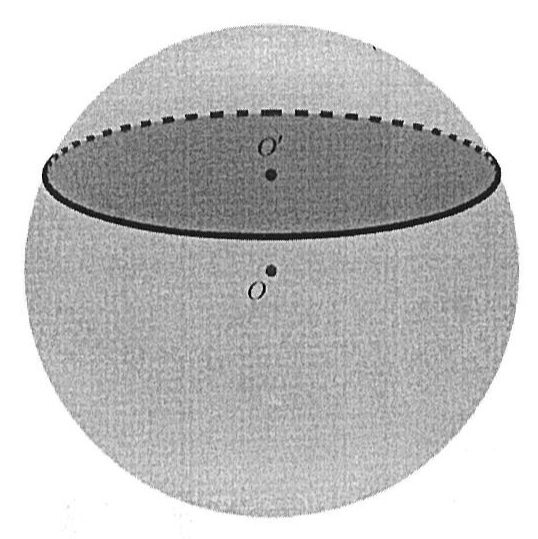Esfera sombreada de centro O, cortada por um plano que determina uma seção circular de centro O', situada acima do centro O.