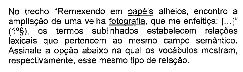 Recorte do enunciado da questão 7 na prova original, mostrando o sublinhado do original em: papéis e fotografia.