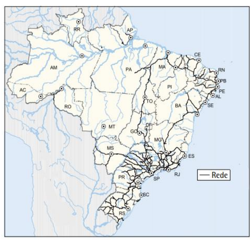 Mapa do Brasil com as divisas estaduais, as siglas dos estados, as capitais e a hidrografia em azul-claro; linhas pretas indicam a rede representada, muito densa no Sudeste e no Sul (especialmente em SP, MG, RJ e PR), presente no Nordeste e quase ausente na Amazônia. Legenda: “— Rede”.