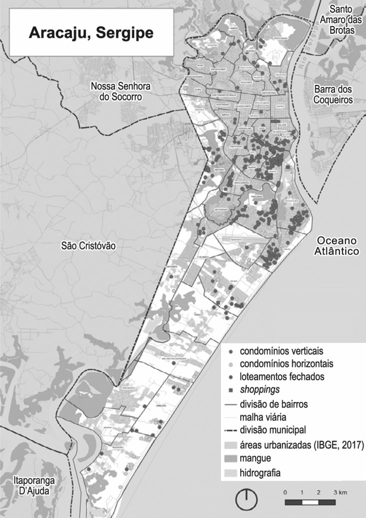 Mapa “Aracaju, Sergipe” com os municípios de Nossa Senhora do Socorro, São Cristóvão, Santo Amaro das Brotas, Barra dos Coqueiros e Itaporanga D’Ajuda e o Oceano Atlântico. Legenda: condomínios verticais; condomínios horizontais; loteamentos fechados; shoppings; divisão de bairros; malha viária; divisão municipal; áreas urbanizadas (IBGE, 2017); mangue; hidrografia. Escala de 0 a 5 km e indicação do norte.