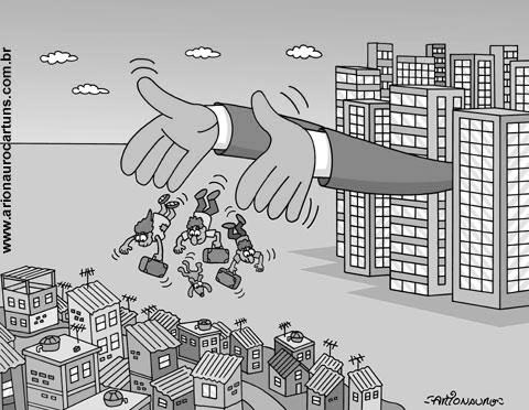 Charge: uma mão saindo do alto de um prédio alto de uma área de arranha-céus aperta a mão de um braço que vem de um grande grupo de barracos em morro; entre as mãos caem pequenas pessoas. Assinatura de Arionauro e endereço www.arionaurocartuns.com.br na lateral.